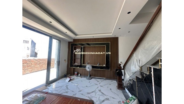 Nhà mới xây kính koong, thiết kế đẹp, có khe thoáng sau nhà thông gió hoá giải xung sát – Hợp phong thuỷ. Ô tô nhỏ đỗ cửa giá 3,75 tỷ